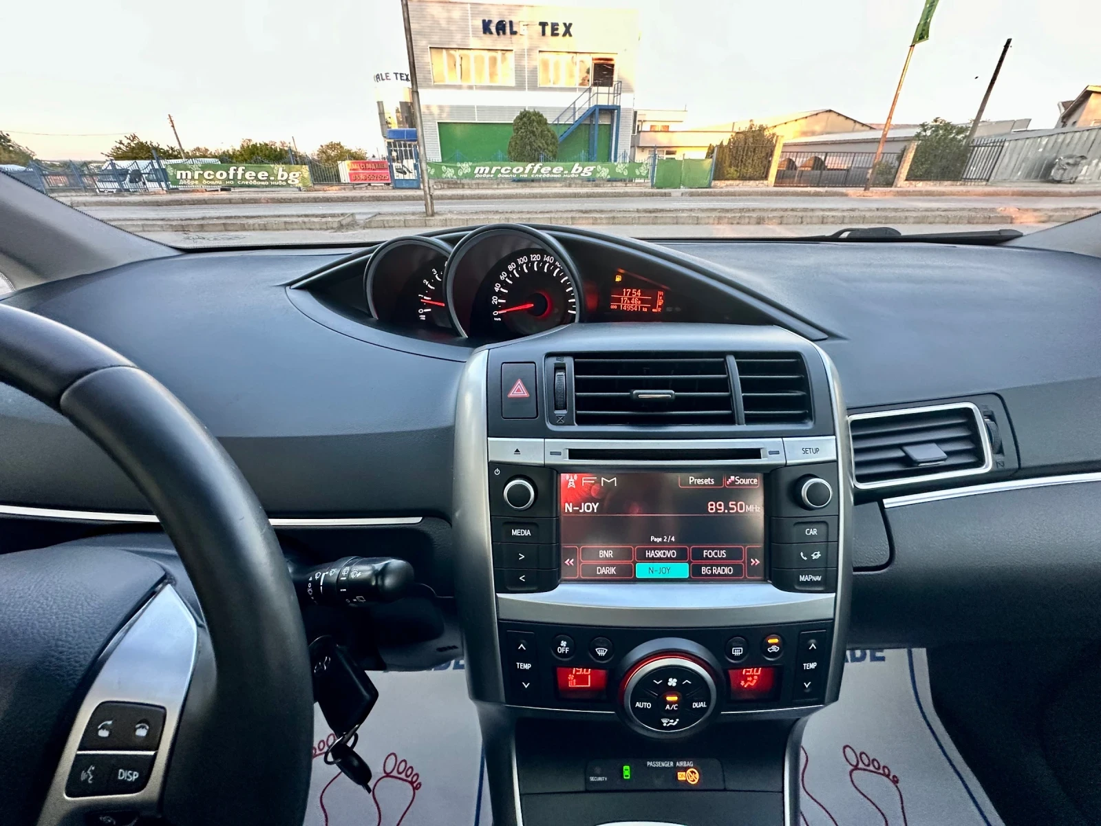 Toyota Verso 2.0D4D, снимка 12 - Автомобили и джипове - 54445016