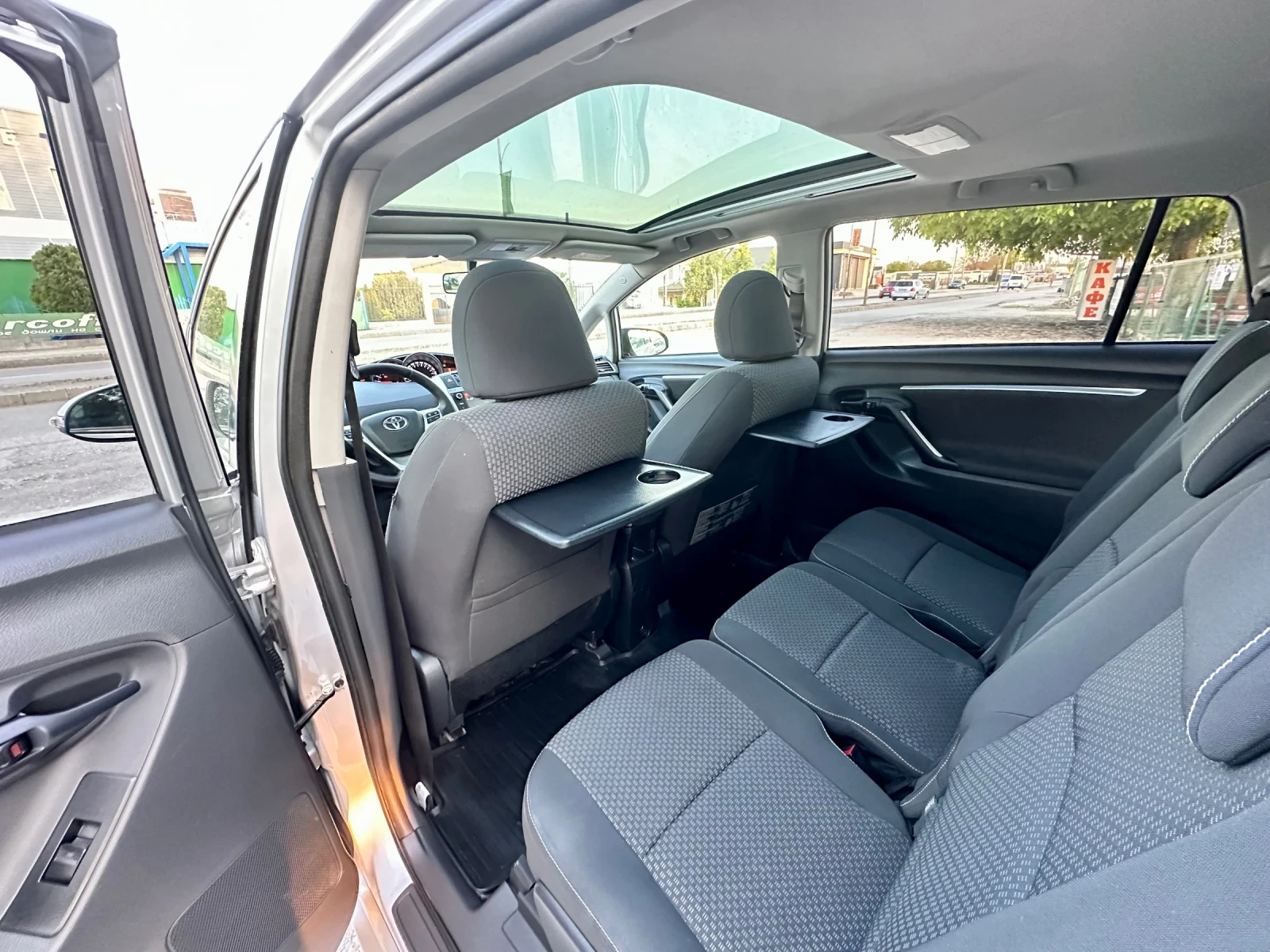 Toyota Verso 2.0D4D, снимка 15 - Автомобили и джипове - 54445016