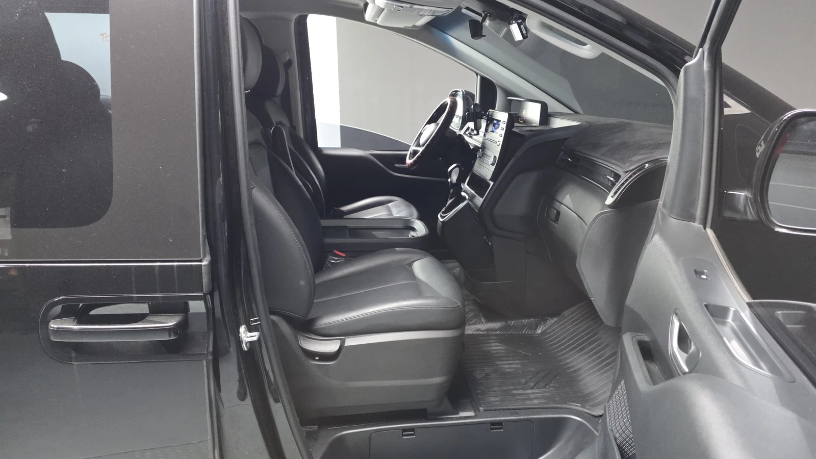 Hyundai Staria Modern* BLIND SPOT* ПОДГРЕВ ВОЛАН* КРАЙНА ЦЕНА, снимка 11 - Автомобили и джипове - 55348243