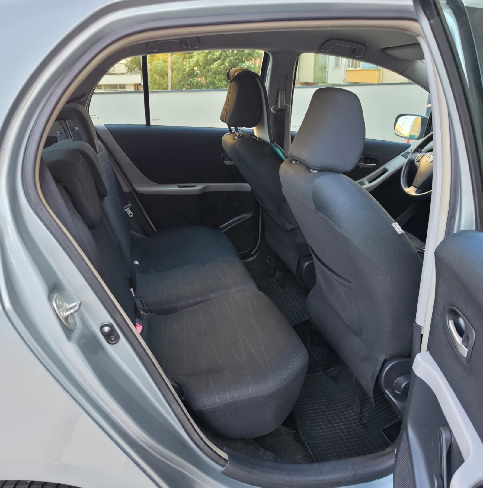 Toyota Yaris 1.4 D-4D, снимка 10 - Автомобили и джипове - 55649148