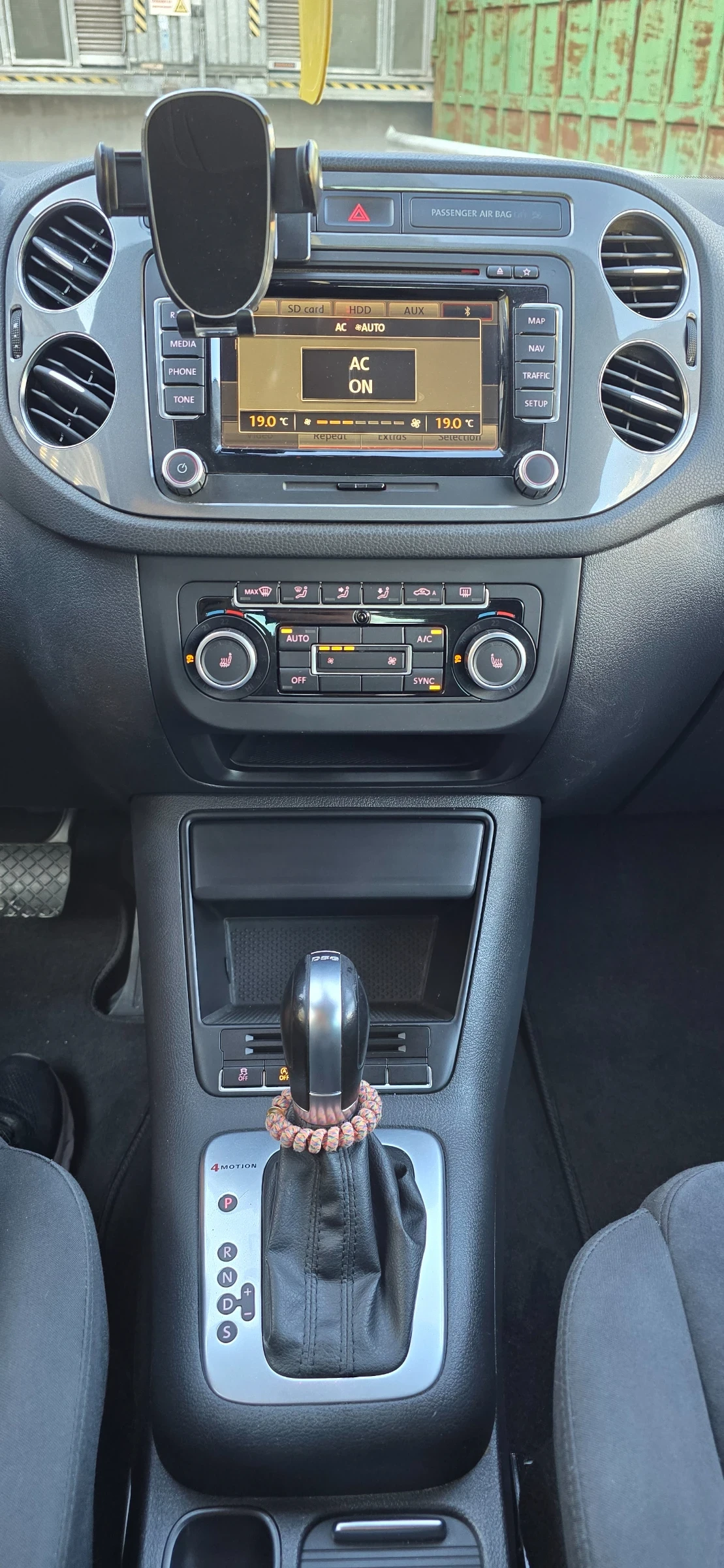 VW Tiguan 2.0 TDI 4x4, снимка 10 - Автомобили и джипове - 56169731