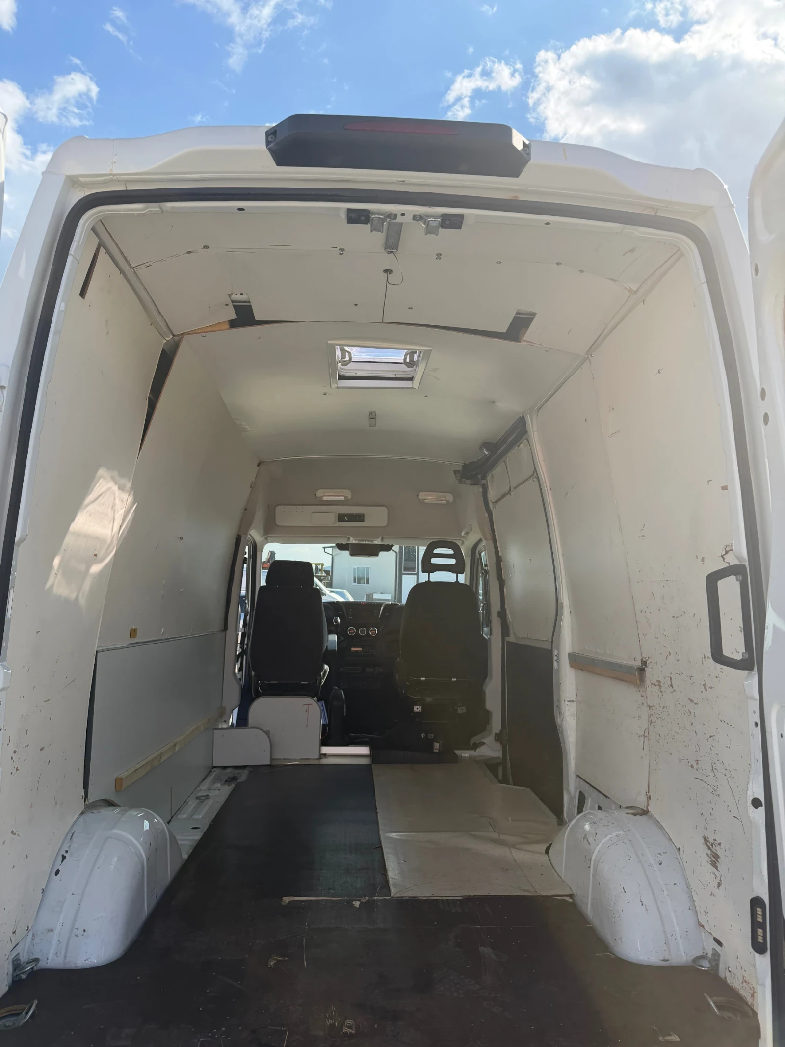 Iveco Daily 3.0d/HI-MATIC/ПЕРФЕКТЕН ЗА КЕМПЕР/ЛИЗИНГ!!!, снимка 9 - Бусове и автобуси - 54237814