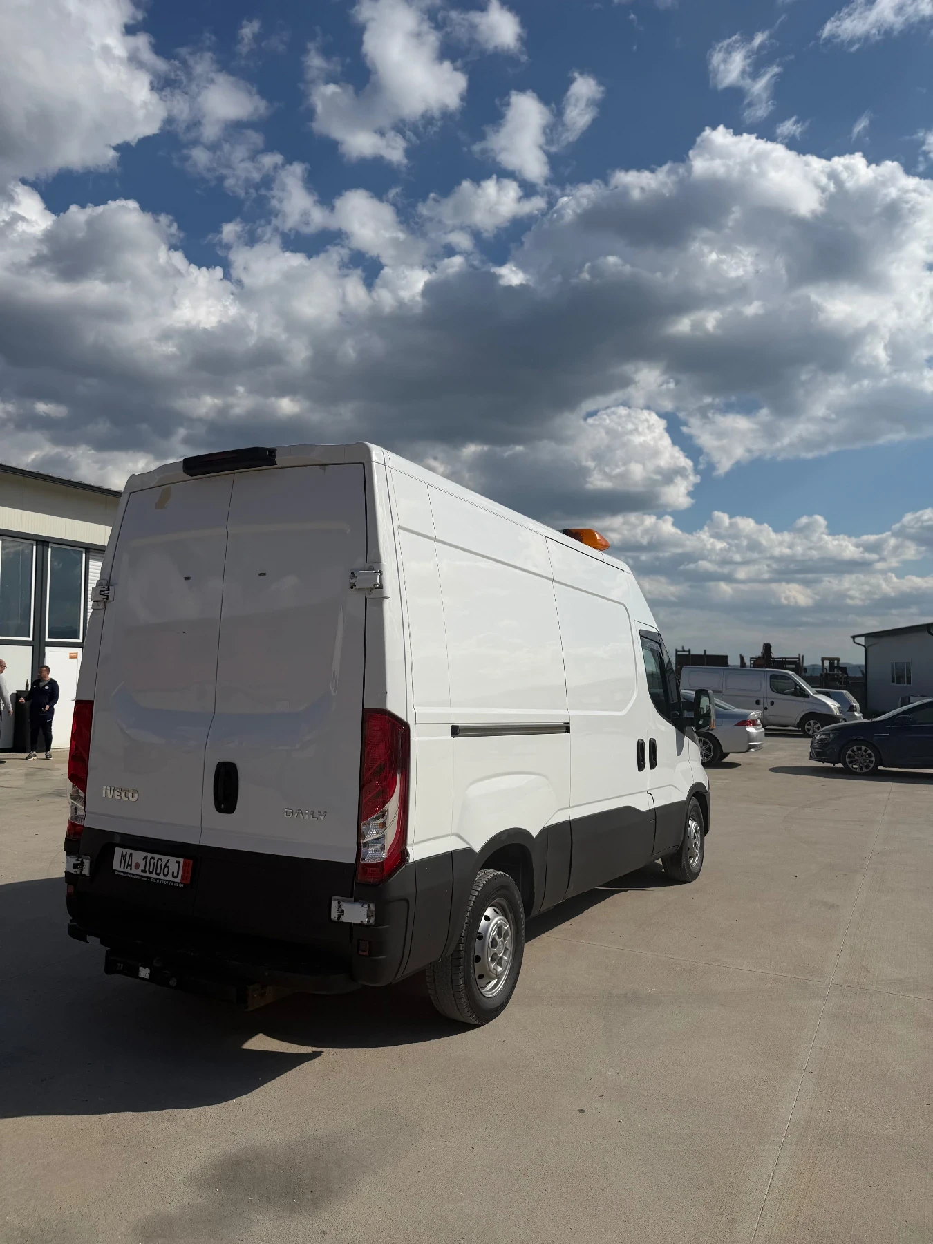Iveco Daily 3.0d/HI-MATIC/ПЕРФЕКТЕН ЗА КЕМПЕР/ЛИЗИНГ!!!, снимка 3 - Бусове и автобуси - 54237814