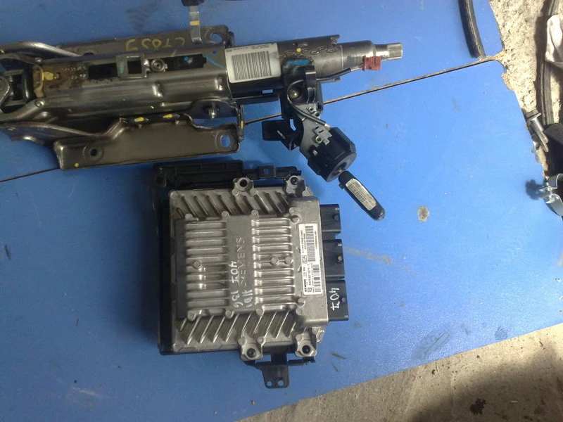 контактен ключ за Пежо 407 2.0hdi 136к.с. 06г. седан (син)