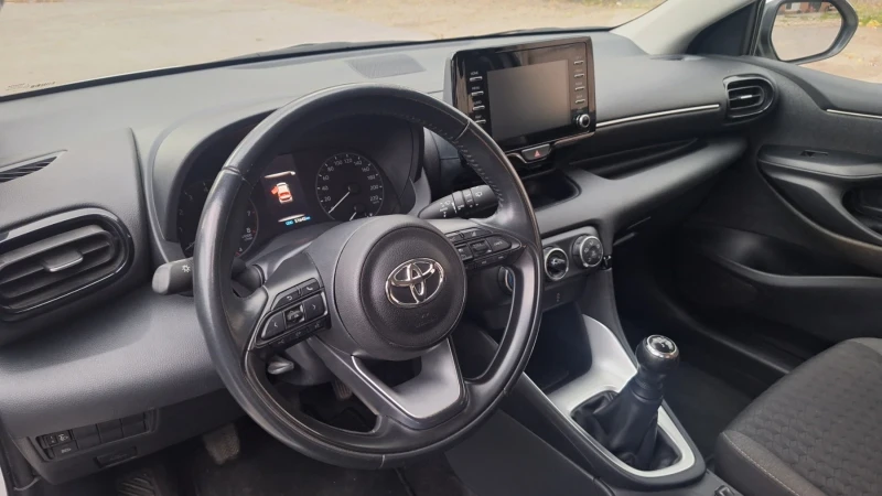 Toyota Yaris 1.0 i, снимка 13 - Автомобили и джипове - 47636968