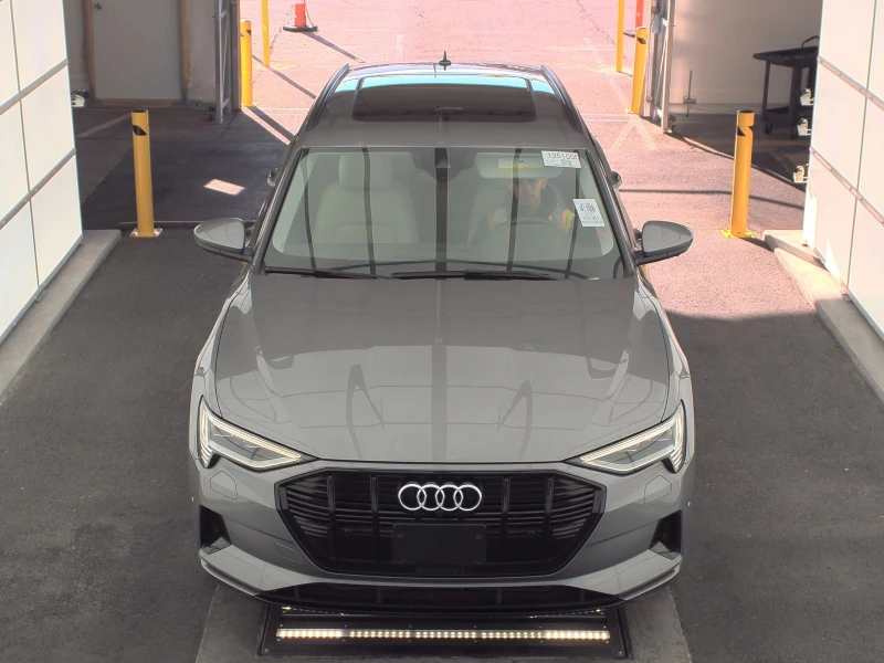 Audi E-Tron QUATTRO* PANO* DIGITAL* LANE ASSIST* 360* , снимка 2 - Автомобили и джипове - 48919066