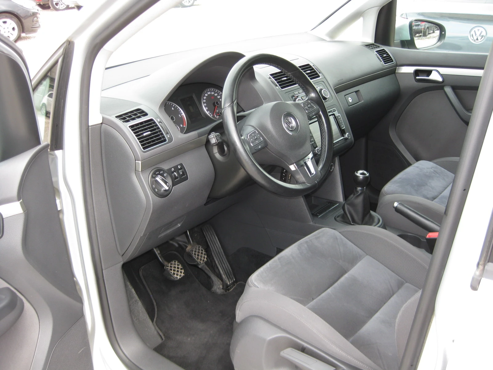 VW Touran 2, 0 TDI  140 к.с. - изображение 9