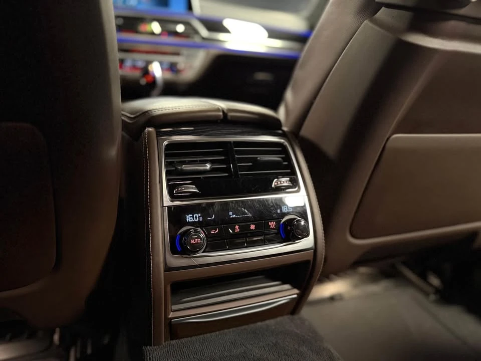 BMW 750 * xDrive* АВТОКРЕДИТ БЕЗ ПЪРВОНАЧАЛНА ВНОСКА* , снимка 10 - Автомобили и джипове - 55151490