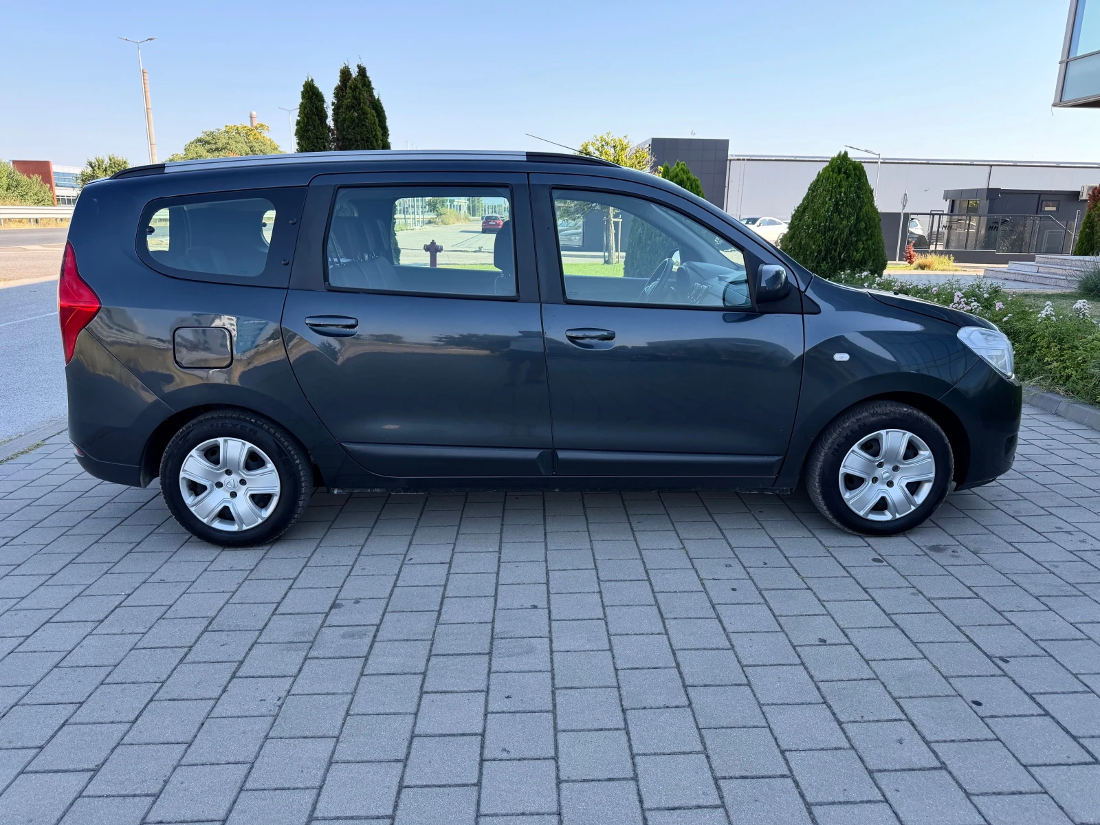 Dacia Lodgy 1.6-ГАЗ-BRC-7МЕСТА-НАВИГАЦИЯ-ПОДГРЕВ-ПАРКТРОНИК, снимка 4 - Автомобили и джипове - 55639152