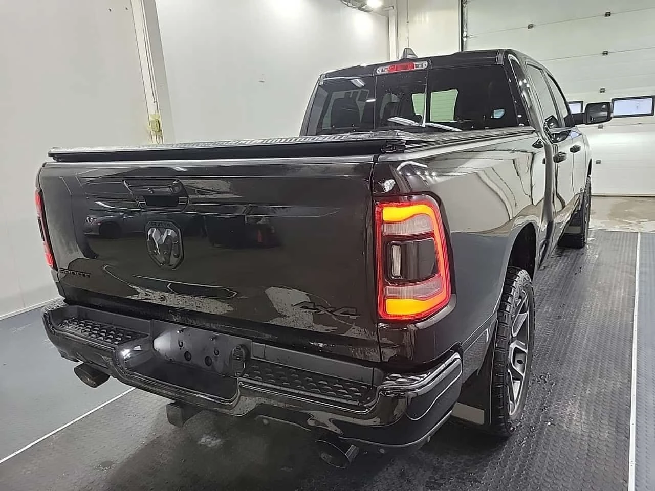 Dodge RAM 1500 5.7 Hemi * SPORT CREW CAB STD BED * CARFAX *  - изображение 3