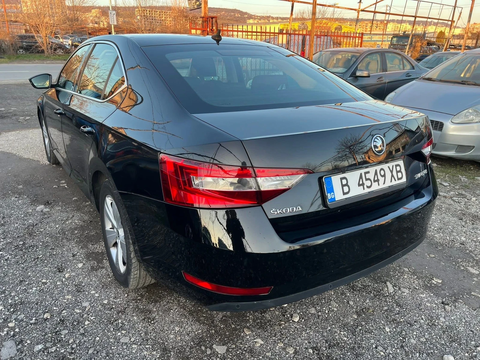 Skoda Superb 2.0TDI /150кс/НАПЪЛНО ОБСЛУЖЕН, снимка 5 - Автомобили и джипове - 54077218