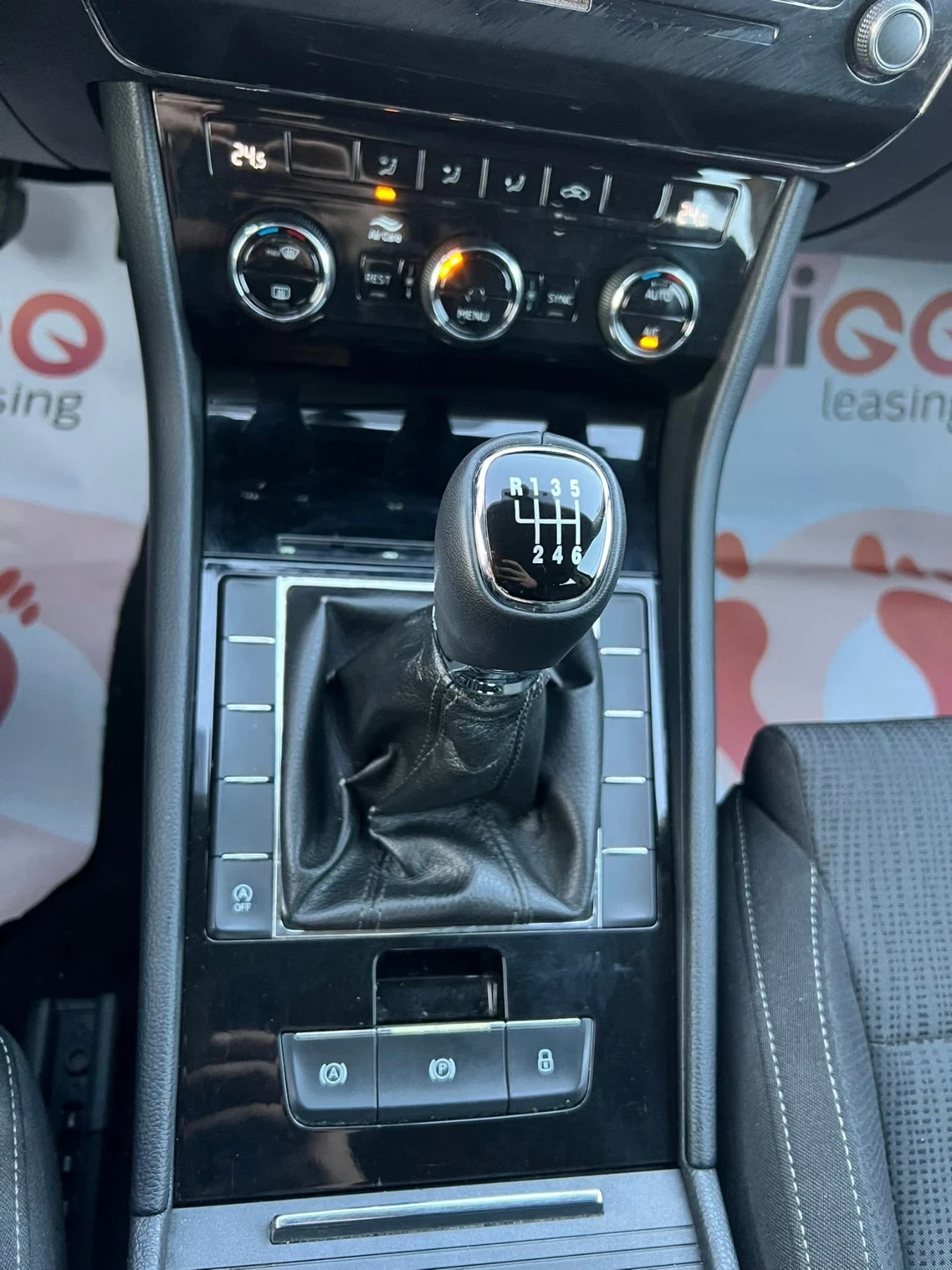 Skoda Superb 2.0TDI /150кс/НАПЪЛНО ОБСЛУЖЕН, снимка 16 - Автомобили и джипове - 54077218