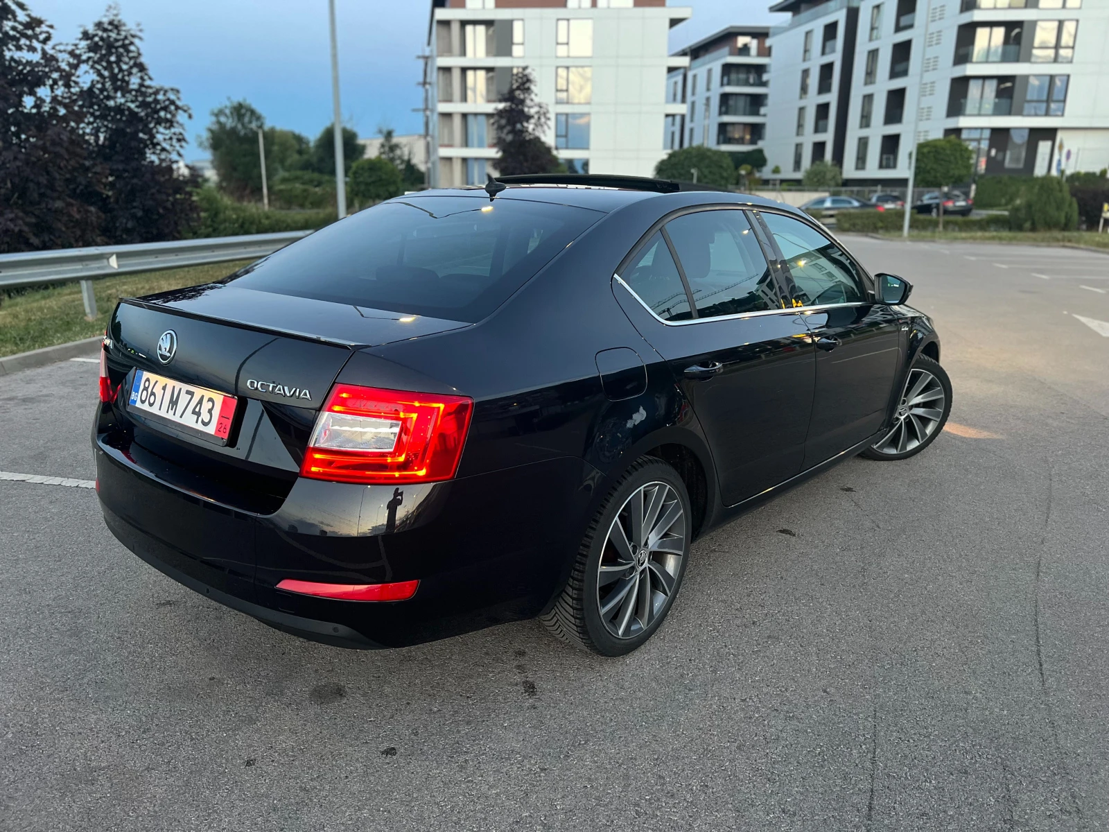 Skoda Octavia 2.0-TDI Laurin&Klement / История/Дистроник/Памет, снимка 7 - Автомобили и джипове - 55289666