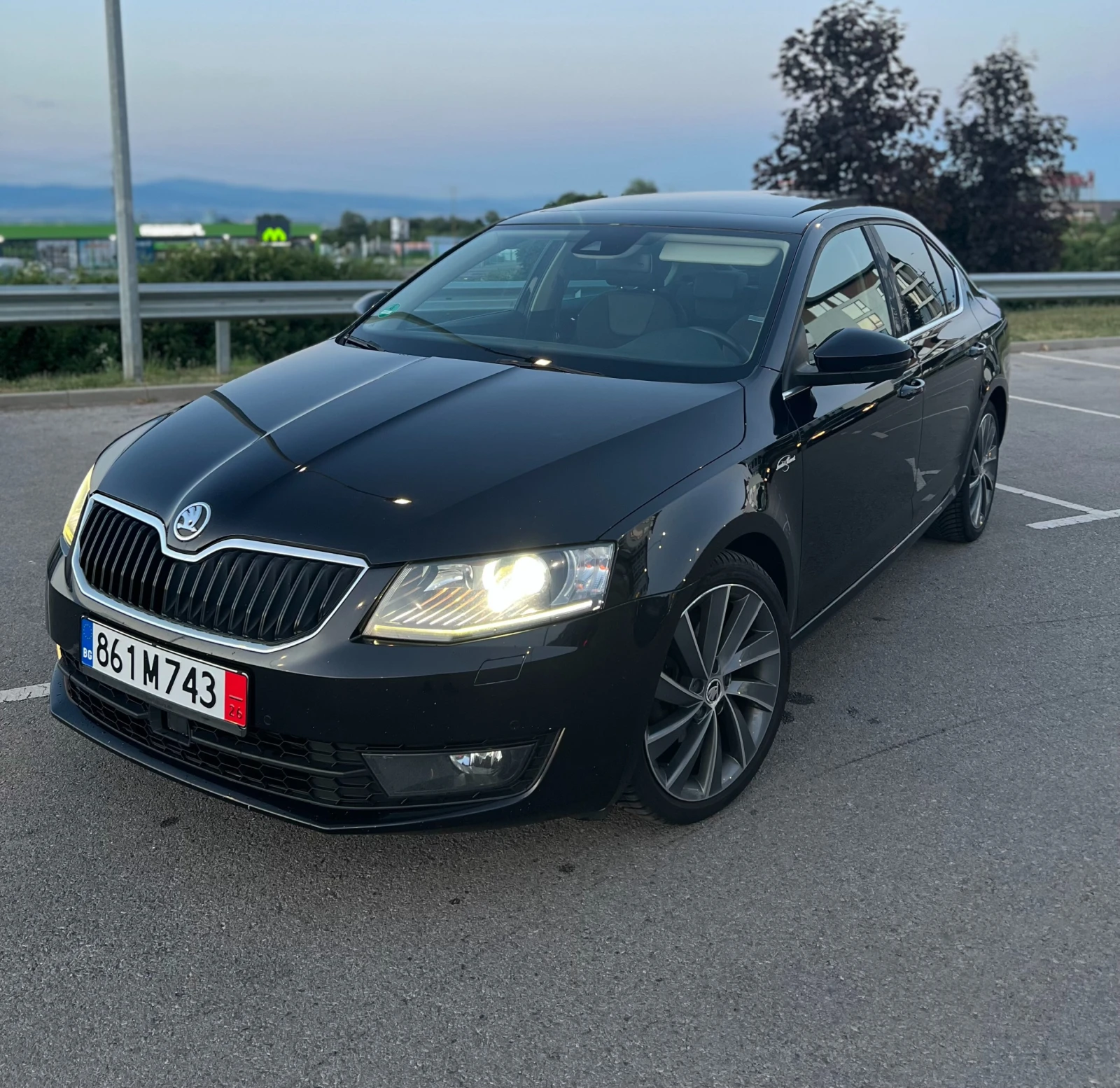 Skoda Octavia 2.0-TDI Laurin&Klement / История/Дистроник/Памет, снимка 1 - Автомобили и джипове - 55289666