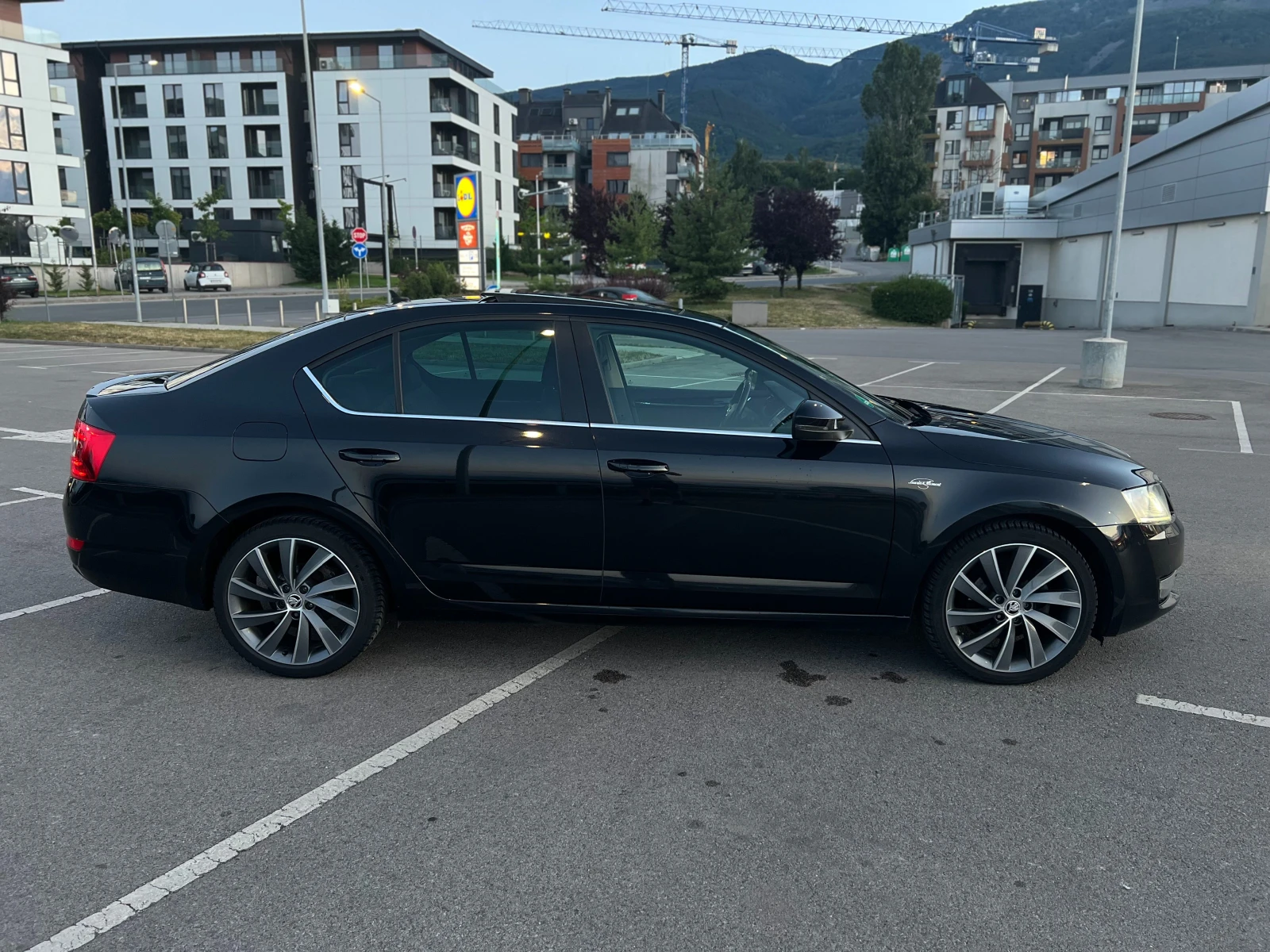 Skoda Octavia 2.0-TDI Laurin&Klement / История/Дистроник/Памет, снимка 3 - Автомобили и джипове - 55289666