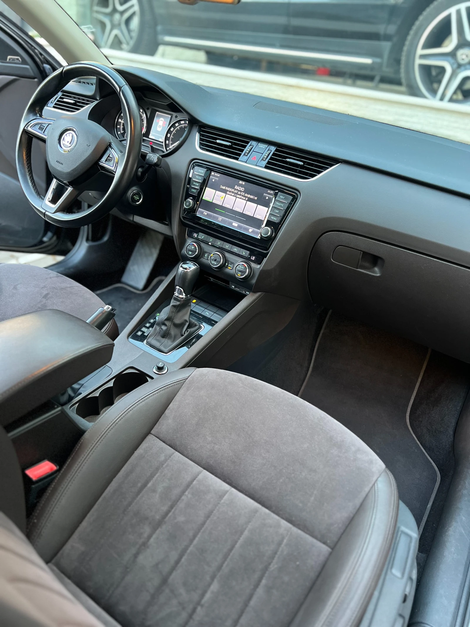 Skoda Octavia 2.0-TDI Laurin&Klement / История/Дистроник/Памет, снимка 10 - Автомобили и джипове - 55289666