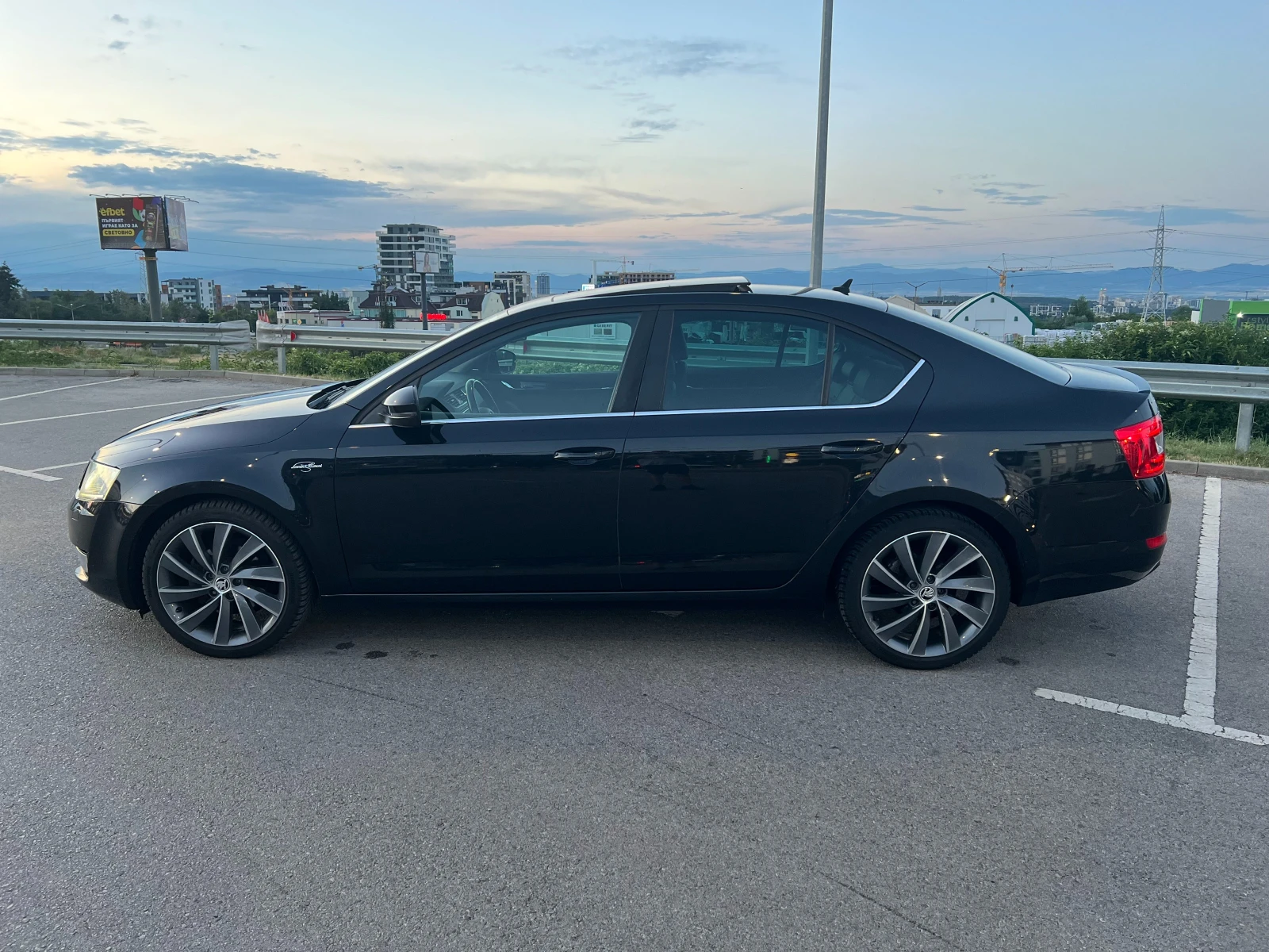 Skoda Octavia 2.0-TDI Laurin&Klement / История/Дистроник/Памет, снимка 4 - Автомобили и джипове - 55289666