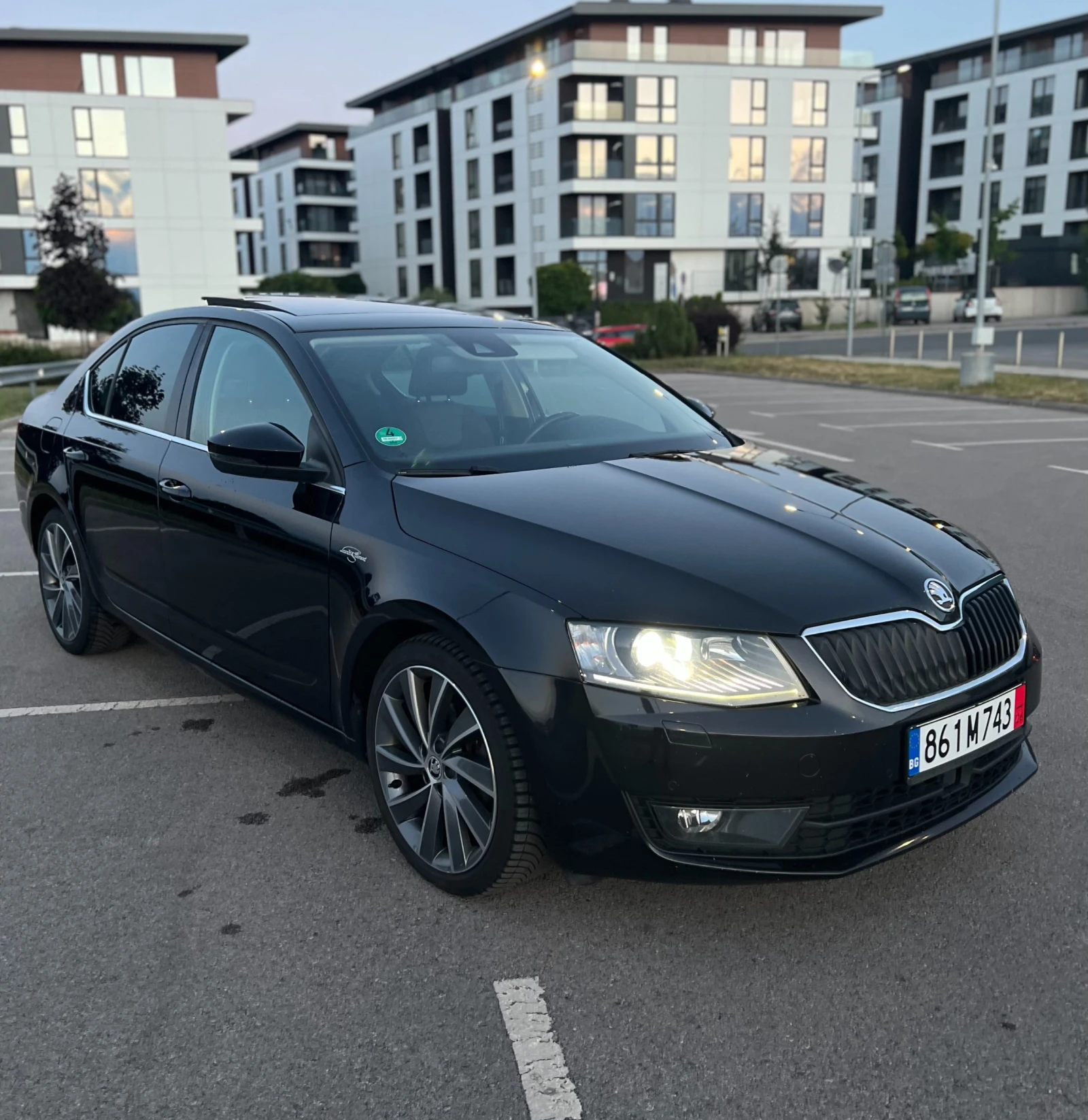 Skoda Octavia 2.0-TDI Laurin&Klement / История/Дистроник/Памет, снимка 2 - Автомобили и джипове - 55289666