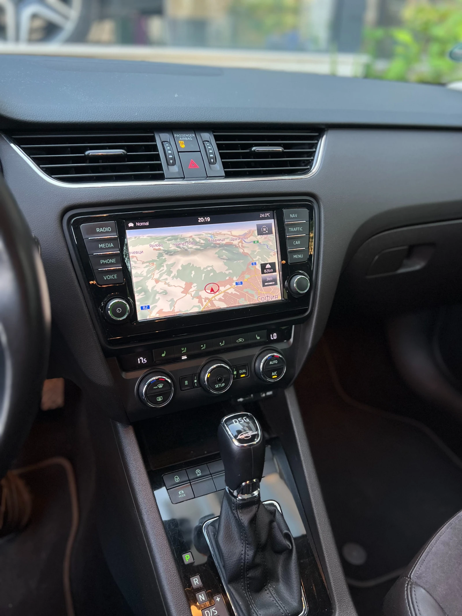 Skoda Octavia 2.0-TDI Laurin&Klement / История/Дистроник/Памет, снимка 12 - Автомобили и джипове - 55289666