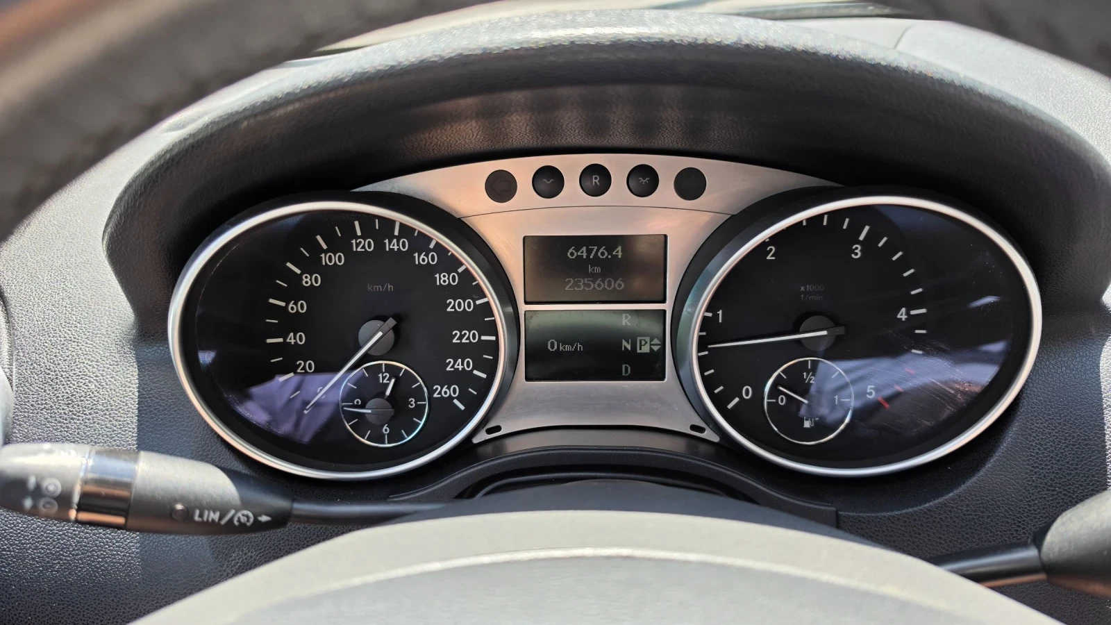 Mercedes-Benz ML 320 Перфектен обслужен , снимка 9 - Автомобили и джипове - 55144200
