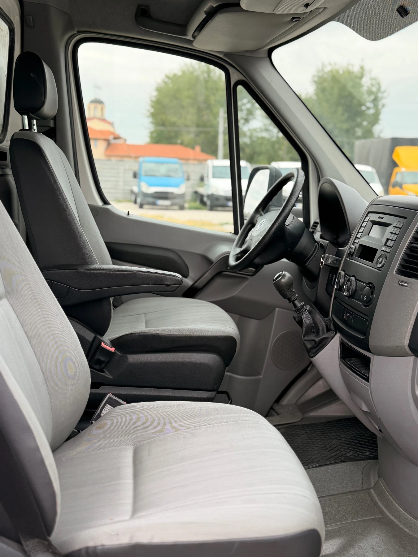 VW Crafter Внос Швейцария!, снимка 11 - Бусове и автобуси - 56249071