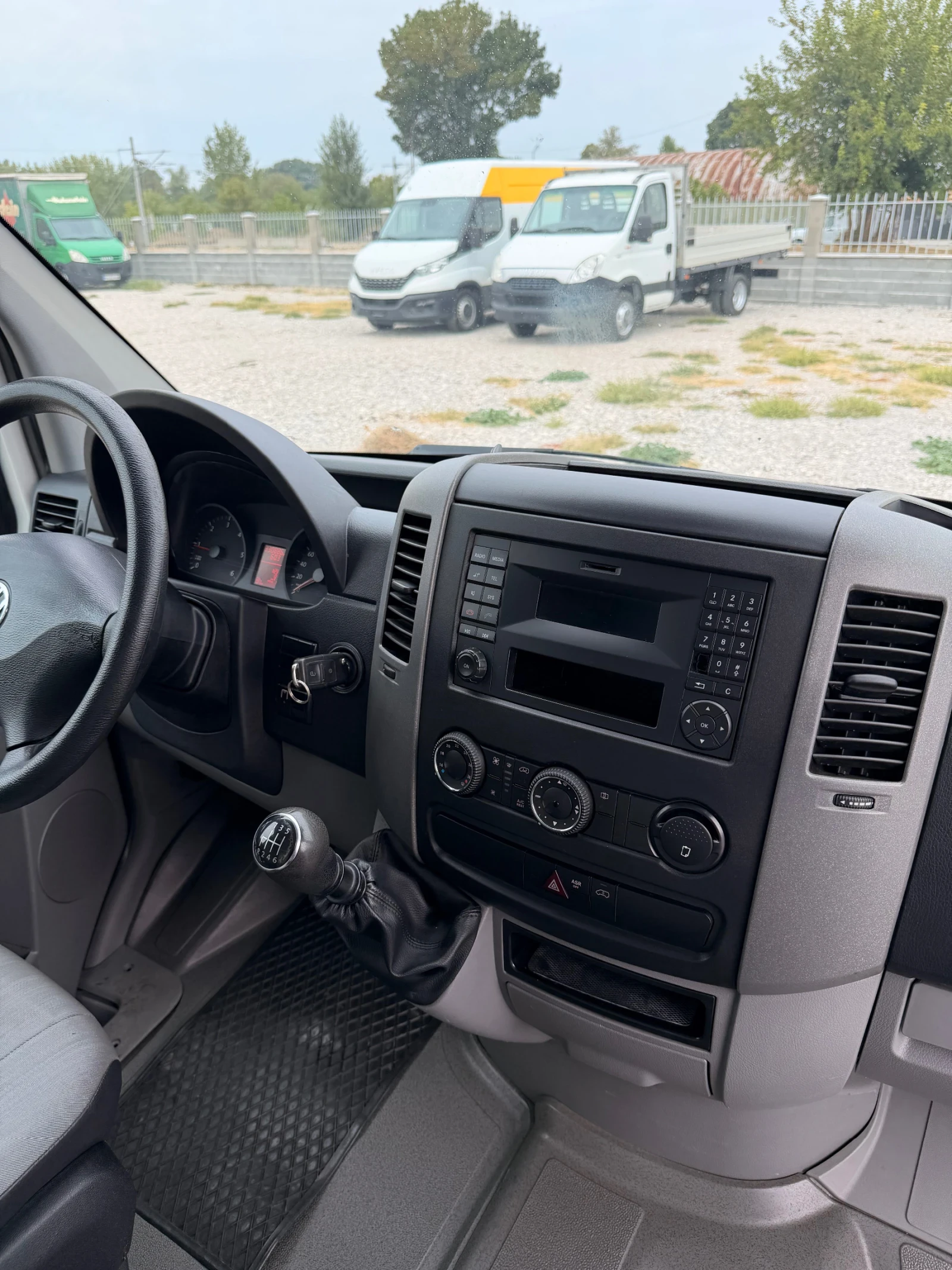 VW Crafter Внос Швейцария!, снимка 12 - Бусове и автобуси - 56249071