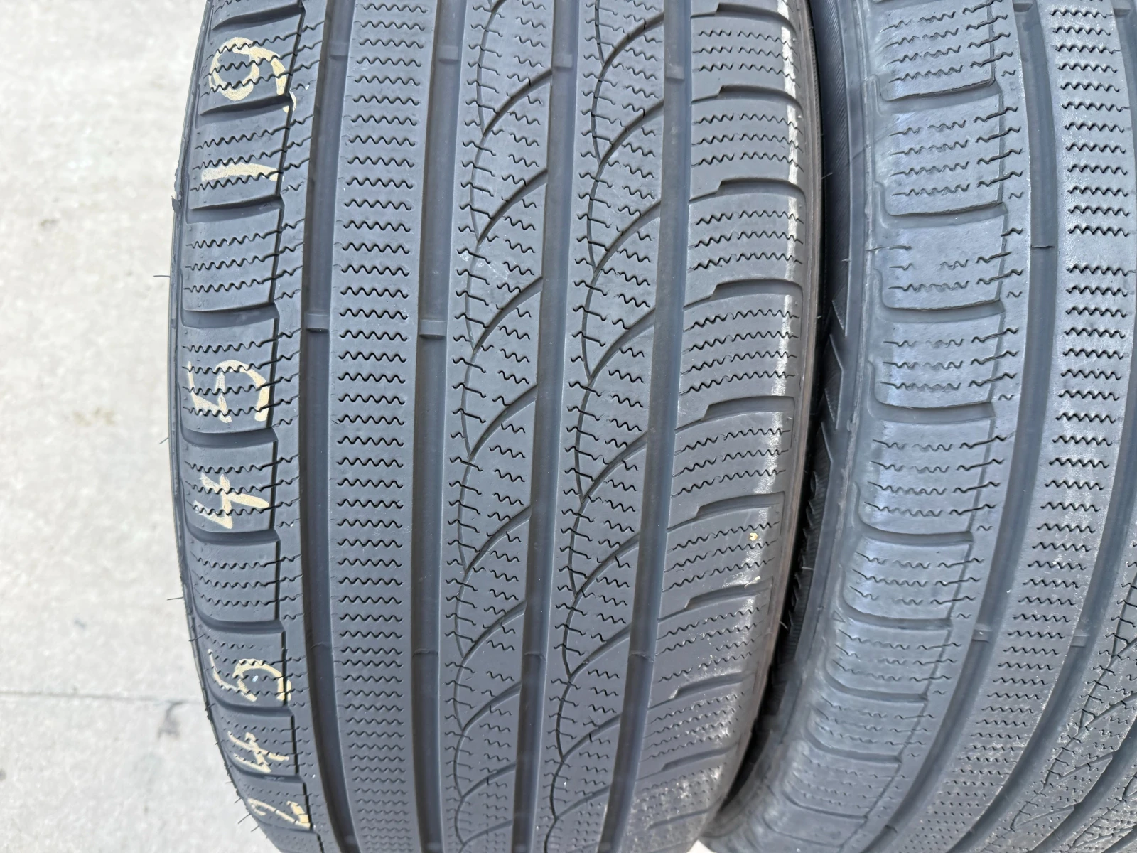Гуми Зимни 245/45R19, снимка 4 - Гуми и джанти - 55832694