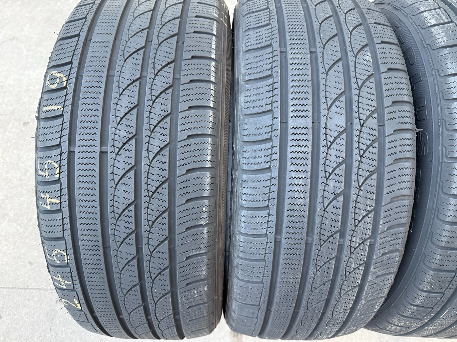Гуми Зимни 245/45R19, снимка 2 - Гуми и джанти - 55832694