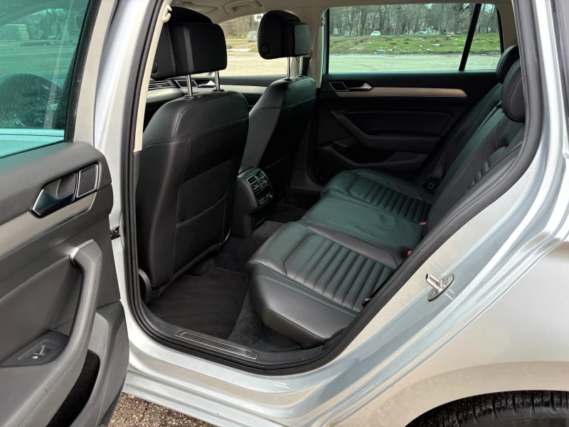 VW Passat 2.0TDI 190к.с Highline Full LED Distr Кожа, снимка 12 - Автомобили и джипове - 53598157