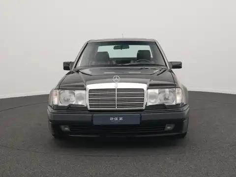 Mercedes-Benz E 500 Чочоне