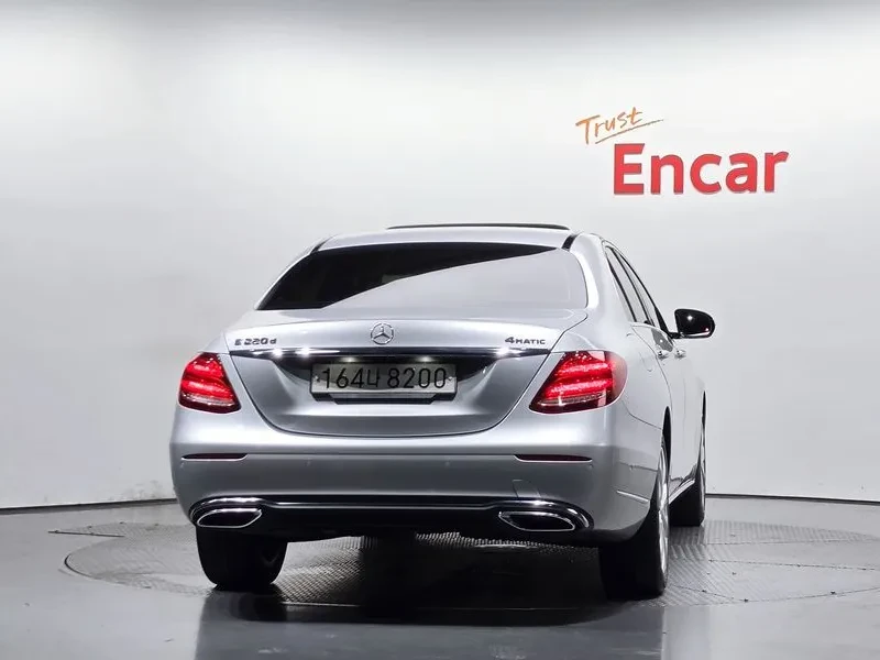 Mercedes-Benz E 220 4Matic Exclusive - САМО 30% АВАНС, снимка 4 - Автомобили и джипове - 55926888