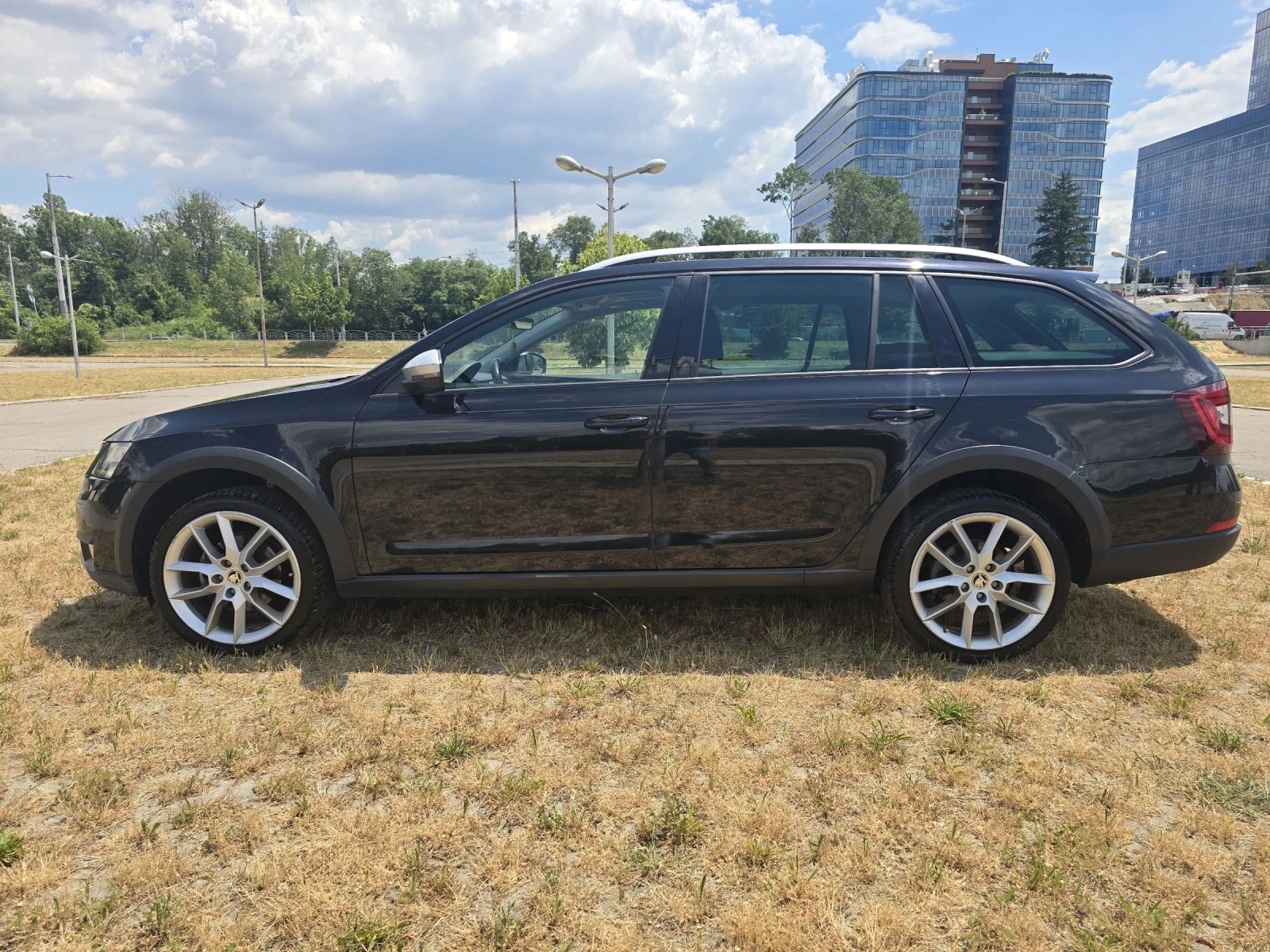 Skoda Octavia SCOUT/4Х4/2.0TDI/АВТОМАТ/ПАНОРАМА/ЛЕД - изображение 8