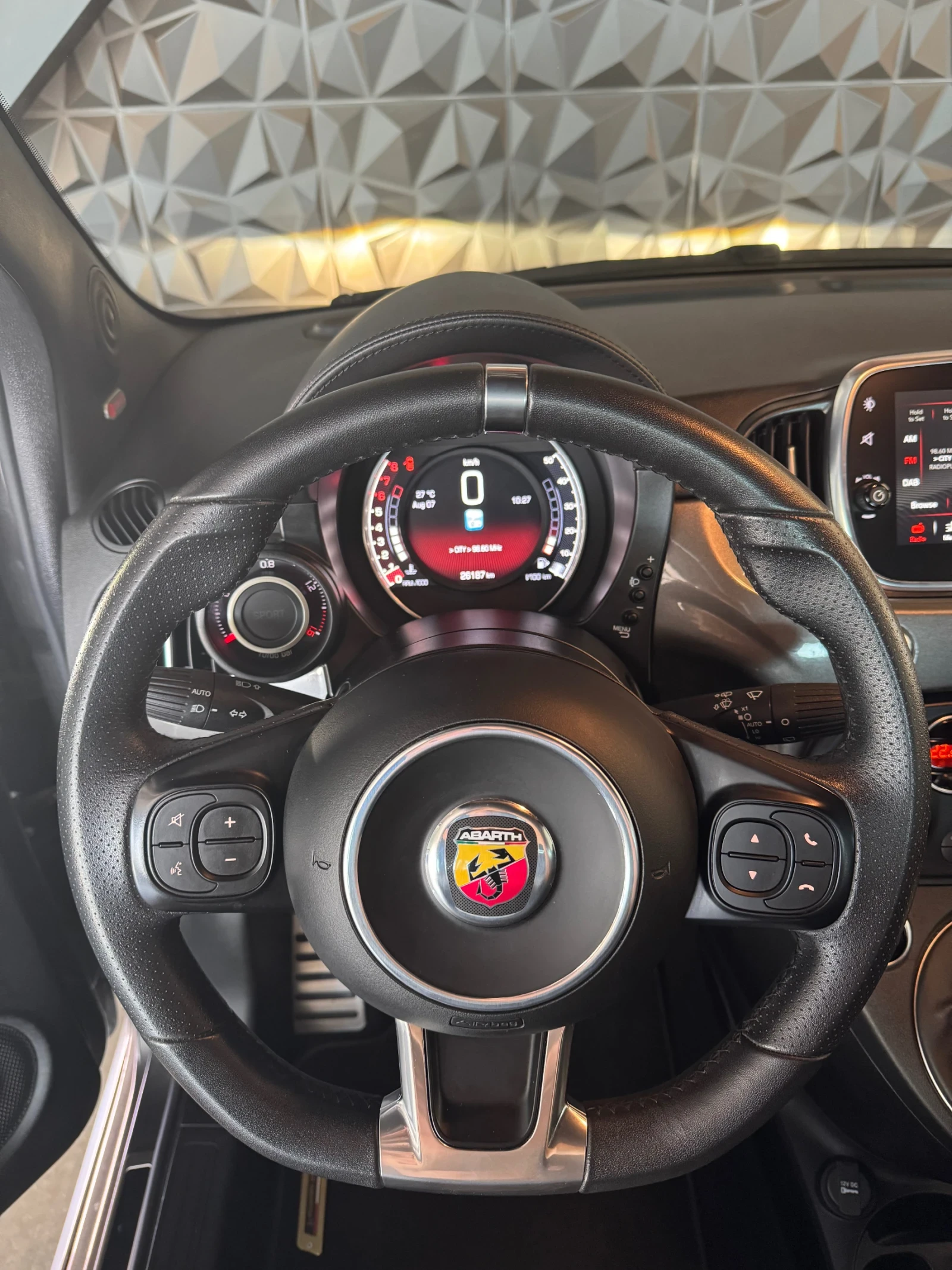 Abarth 595 GOLDEN SCORPION - изображение 8