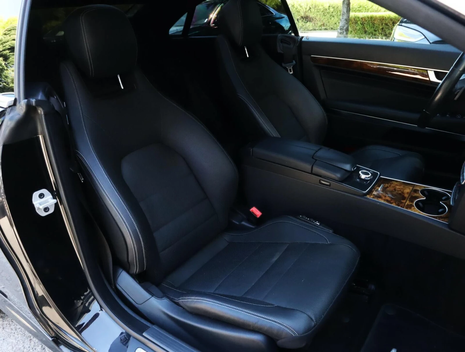 Mercedes-Benz E 400 4Matic/AMG/Coupe/Harman Kardon/Panorama/Memory/Кам, снимка 8 - Автомобили и джипове - 54517539