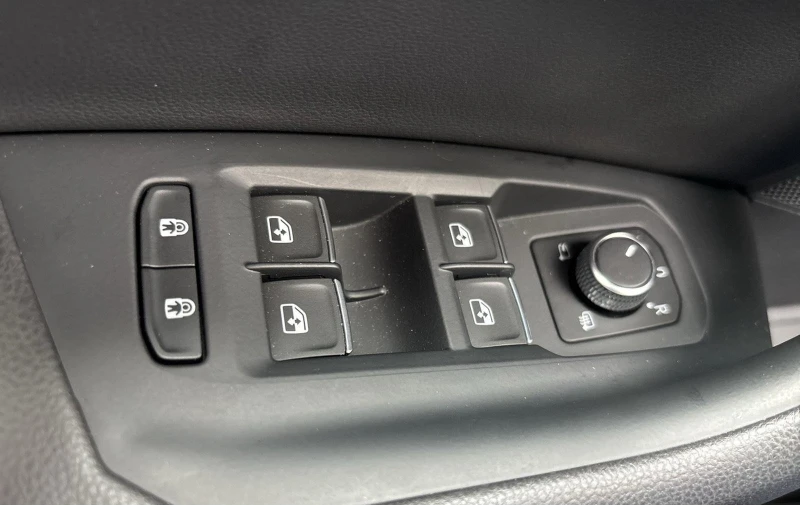 VW Touareg 3.0TDI* 4M* R-LINE* HEAD-UP* DISTR* MEMORY* MATRIX, снимка 5 - Автомобили и джипове - 52084170