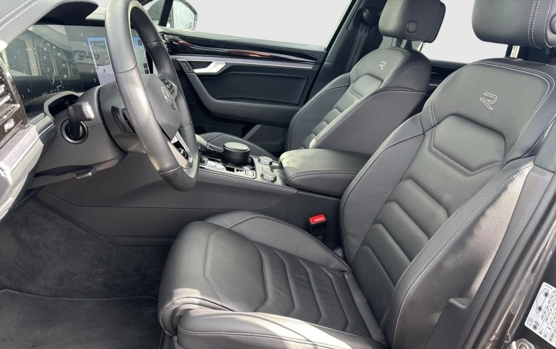 VW Touareg 3.0TDI* 4M* R-LINE* HEAD-UP* DISTR* MEMORY* MATRIX, снимка 6 - Автомобили и джипове - 52084170