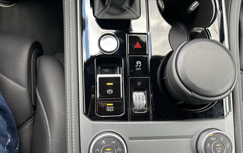 VW Touareg 3.0TDI* 4M* R-LINE* HEAD-UP* DISTR* MEMORY* MATRIX, снимка 11 - Автомобили и джипове - 52084170