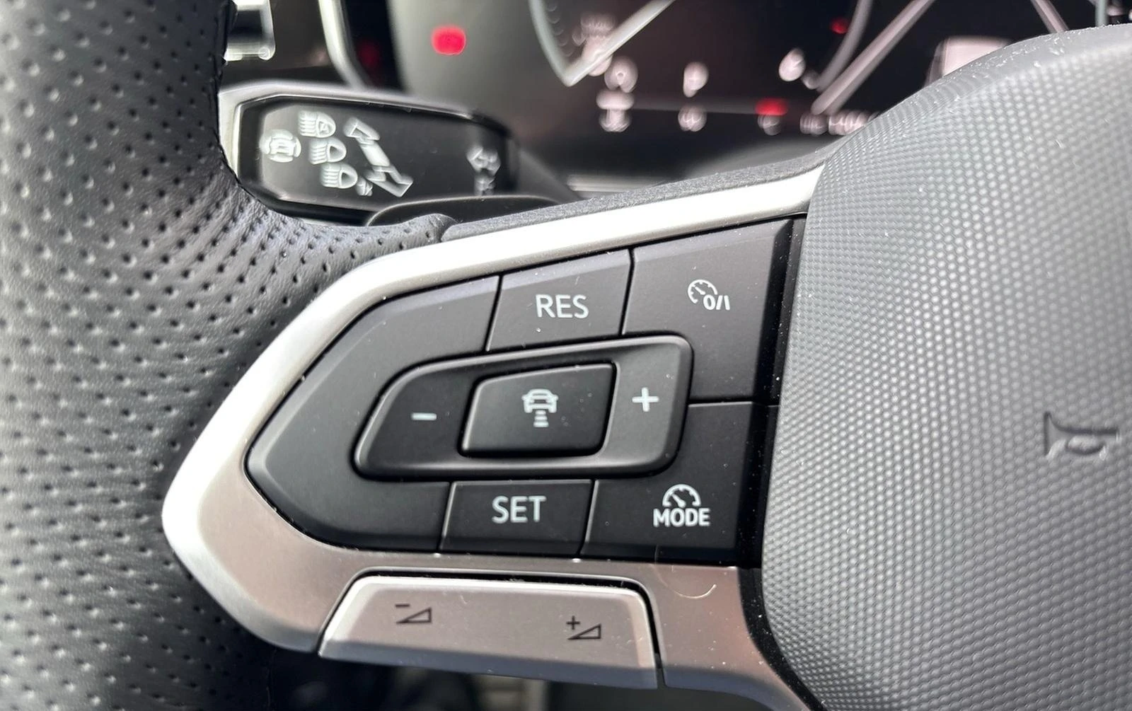 VW Touareg 3.0TDI* 4M* R-LINE* HEAD-UP* DISTR* MEMORY* MATRIX - изображение 8
