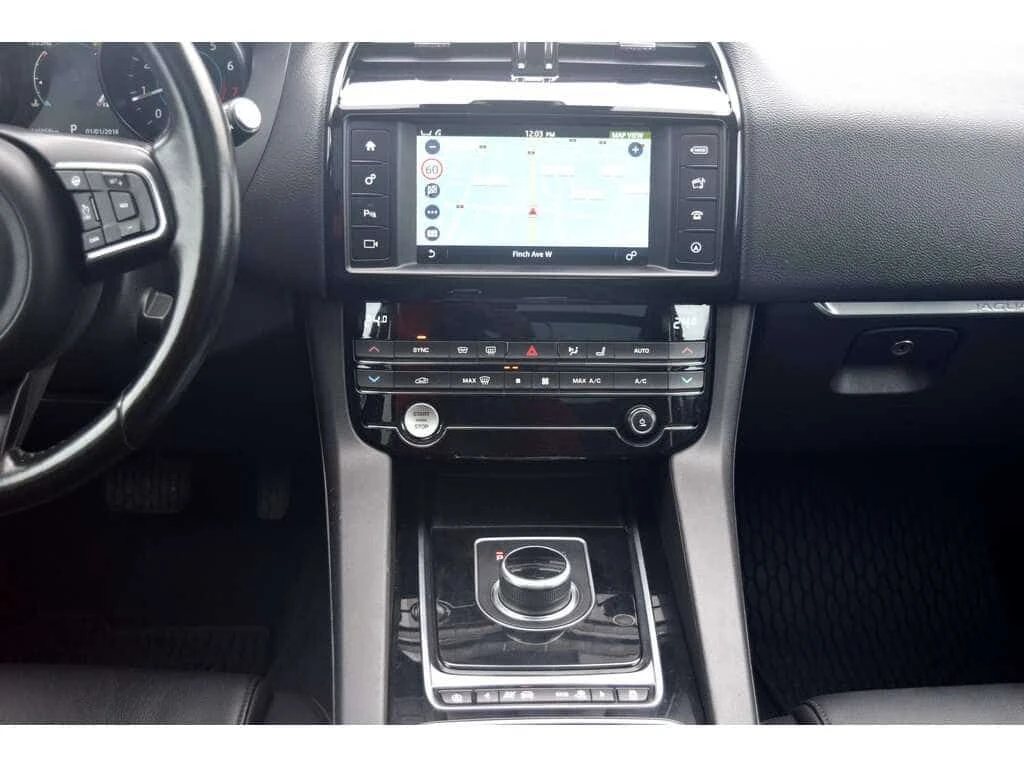 Jaguar F-PACE * Premium AWD Navigation Panoramic Sunroof * CARFA, снимка 10 - Автомобили и джипове - 53862550