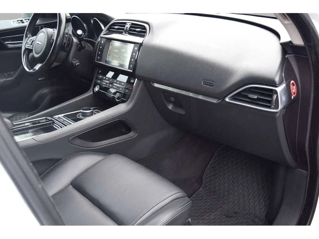 Jaguar F-PACE * Premium AWD Navigation Panoramic Sunroof * CARFA, снимка 13 - Автомобили и джипове - 53862550