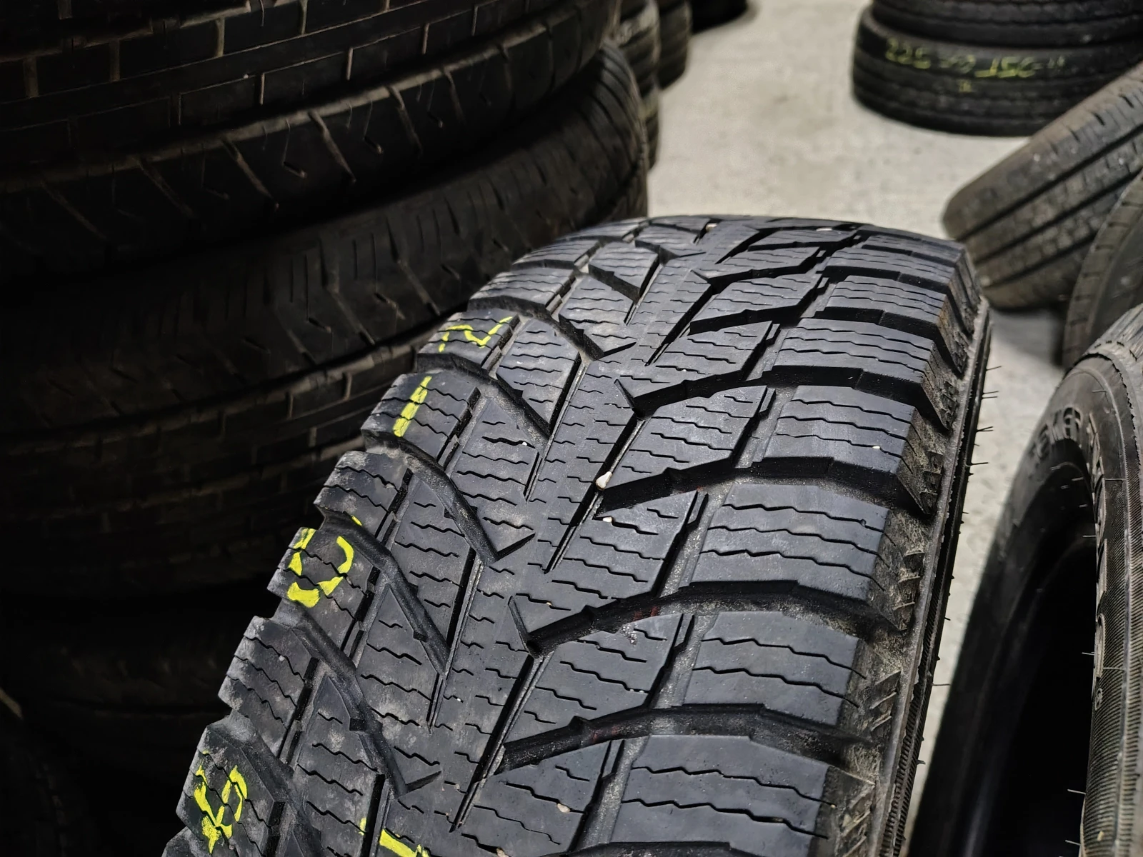 Гуми Зимни 205/65R16, снимка 2 - Гуми и джанти - 54113382