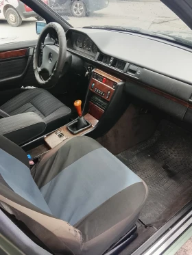Mercedes-Benz 124 200те, снимка 7