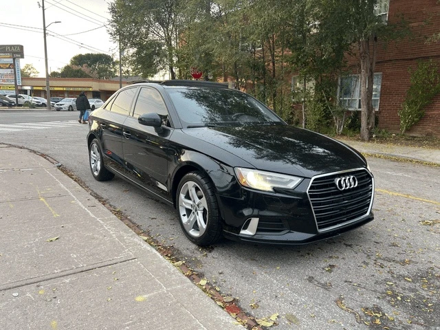 Audi A3 / 2.0 TFSI Komfort / FWD / ПАНОРАМА / CARFAX  - изображение 3