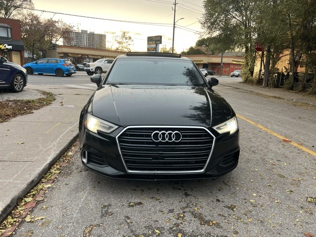 Audi A3 / 2.0 TFSI Komfort / FWD / ПАНОРАМА / CARFAX  - изображение 2