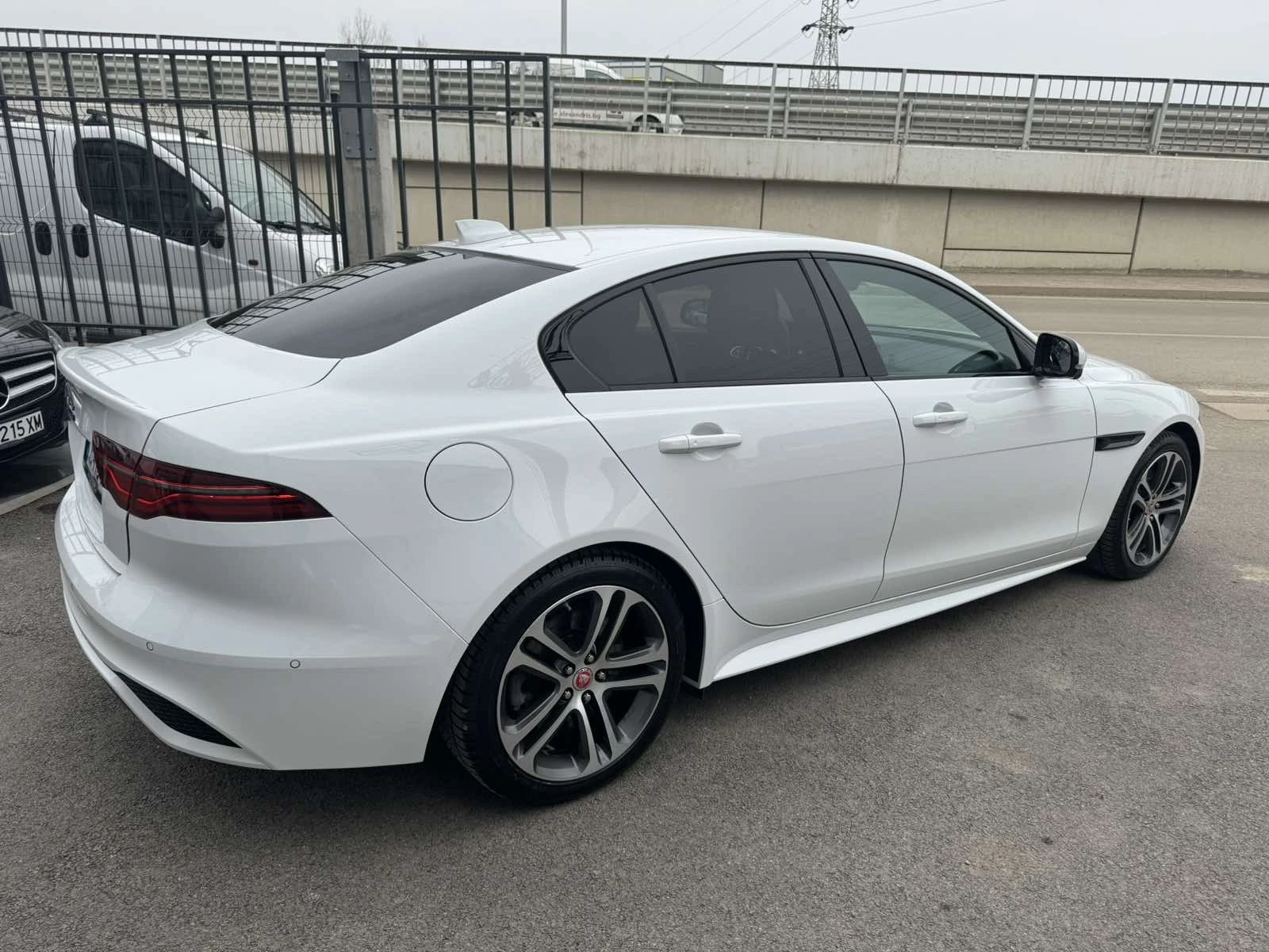 Jaguar XE 2.0D 204hp Mild-Hybrid - изображение 4