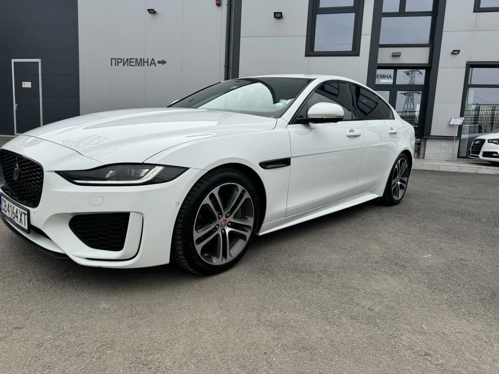 Jaguar XE 2.0D 204hp Mild-Hybrid - изображение 6