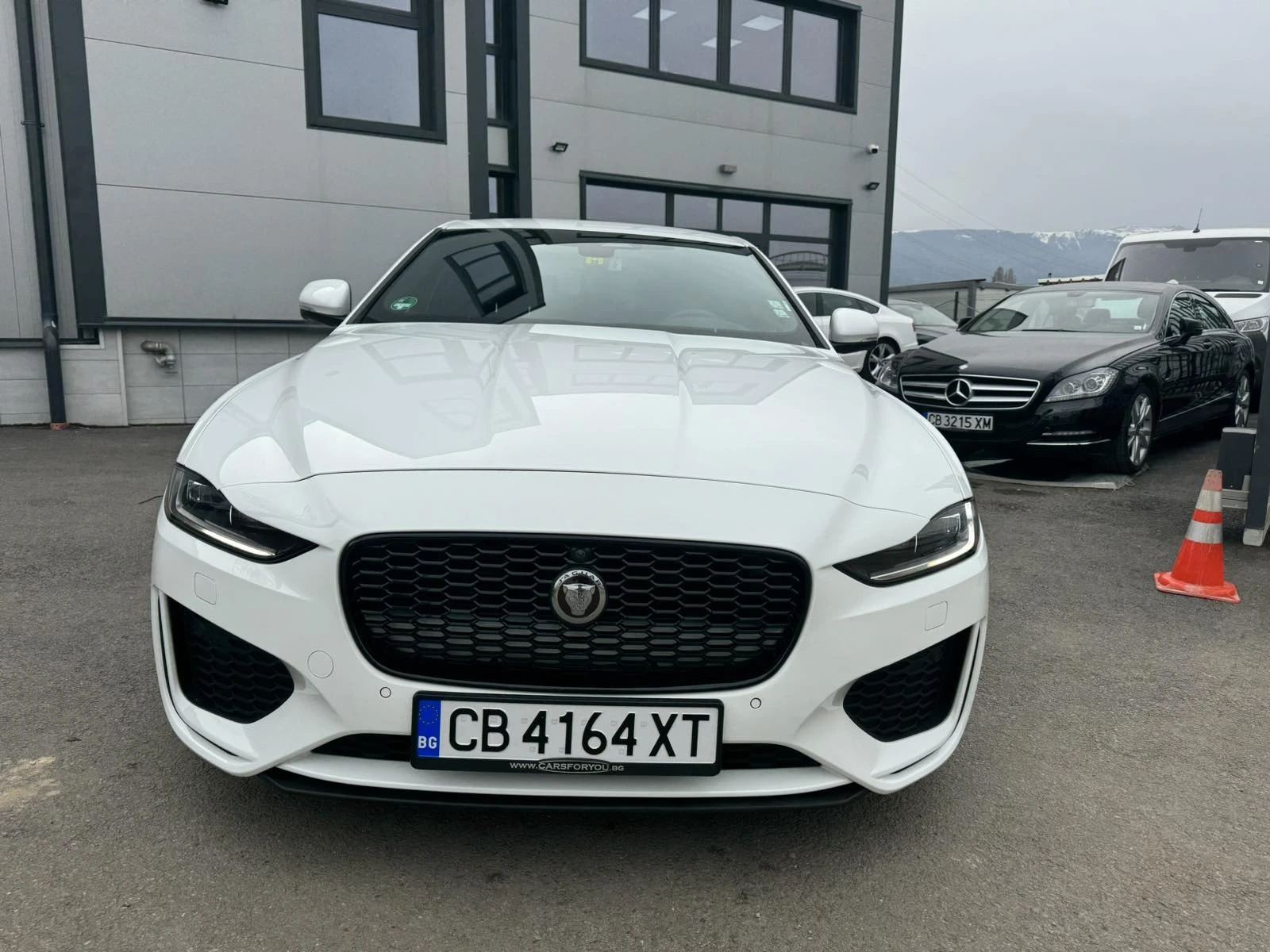 Jaguar XE 2.0D 204hp Mild-Hybrid - изображение 2