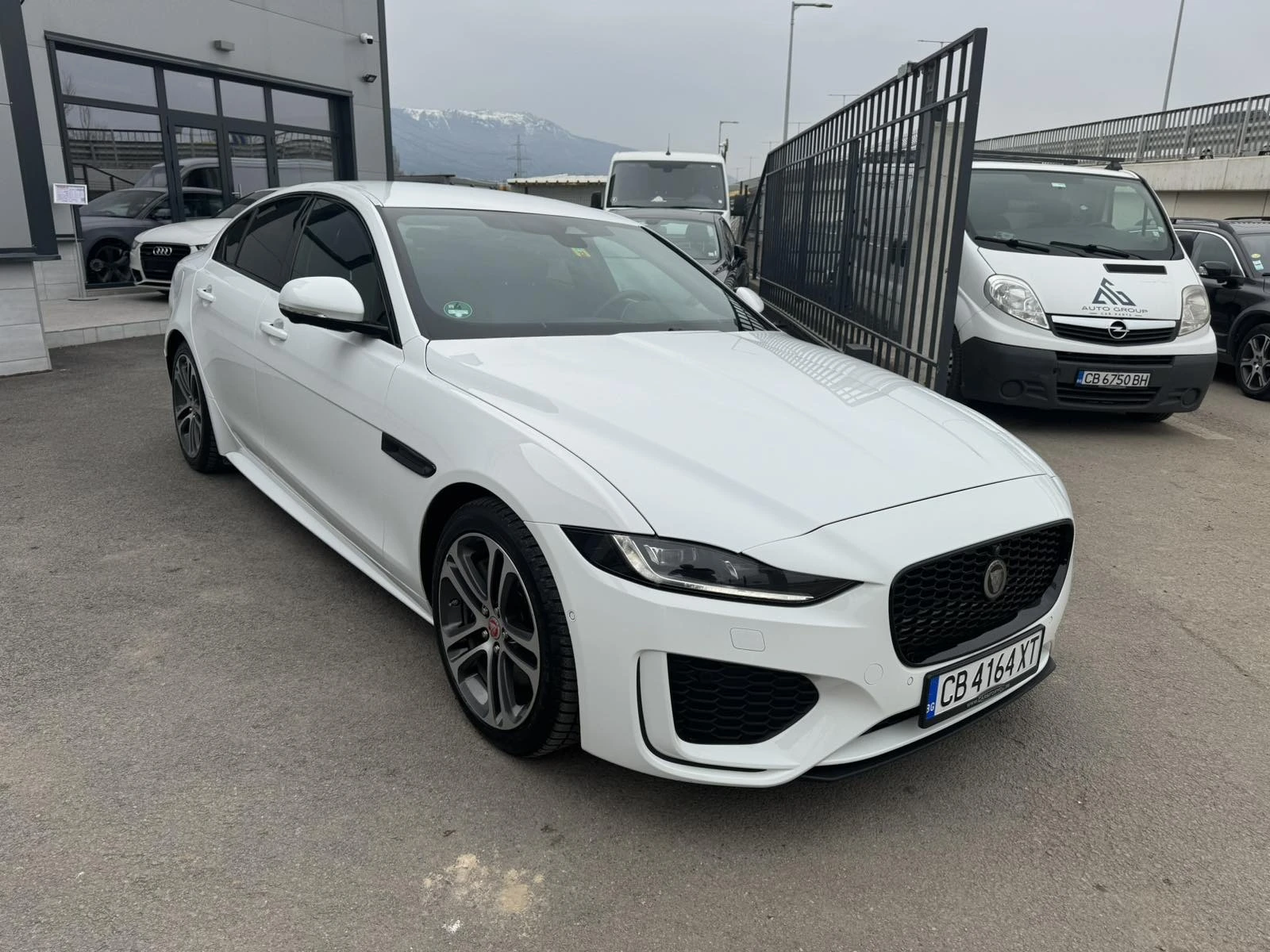 Jaguar XE 2.0D 204hp Mild-Hybrid - изображение 3