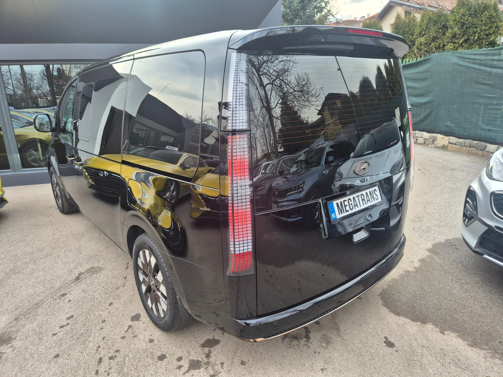 Hyundai Staria 3.5 V6 LPG LAUNGE Налични 2бр. в БГ - изображение 4