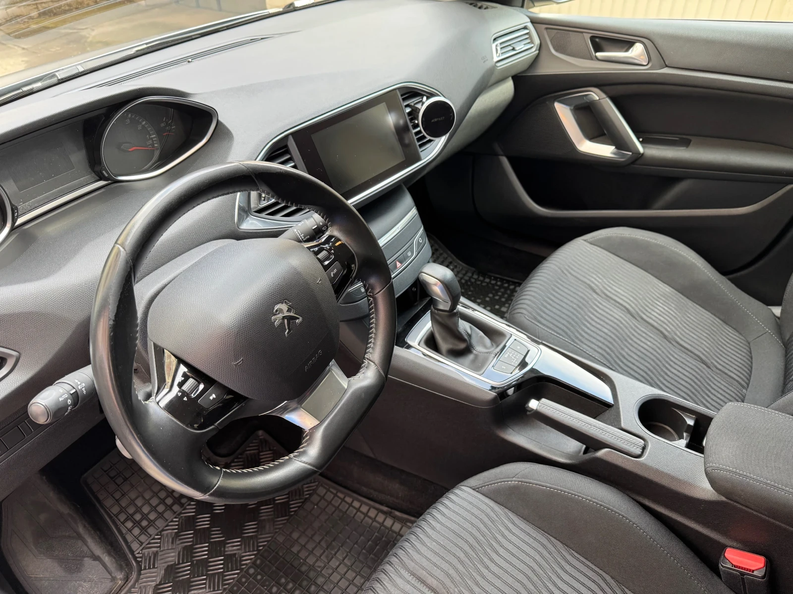 Peugeot 308 308 SW 1.2 i (130 HP), снимка 7 - Автомобили и джипове - 54396203